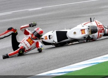 Marco Simoncelli saat terpeleset jatuh di Jerez,Spanyol, April 2011 lalu.