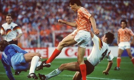 Marco Van Basten menjebol jala Jerman Barat untuk membawa Belanda menang 2-1 dalam babak semifinal Piala Eropa 1988.