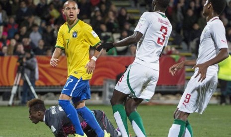 Marcos Guilherme of Brazil (L) celebrates a goal during the FIFA Under-20 World Cup 2015 semi-final match between Brazil and Senegal at Christchurch Stadium, in Christchurch, New Zealand, 17 June 2015.