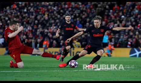 Marcos Llorente mencetak gol di Anfield Stadium, Liverpool, Kamis (12/3).