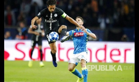 Marcos Marquinhos (kiri) dan Dries Mertens berebut bola pada laga Grup C Liga Champions Eropa antara Paris Saint Germain dan Napoli di Parc des Princes stadium, Paris, Kamis (25/10) dini hari.