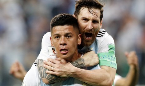 Marcos Rojo dan Lionel Messi merayakan gol kedua Argentina saat bertemu Nigeria di fase penyisihan grup Piala Dunia 2018.