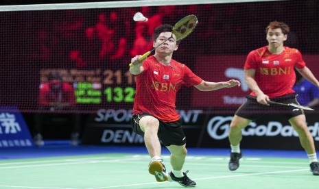 Marcus Fernaldi Gideon dan Kevin Sanjaya Sukamuljo dari Indonesia beraksi saat pertandingan ganda putra melawan Kim Astrup dan Anders Skaarup Rasmussen dari Denmark di semifinal Piala Thomas antara Indonesia dan Denmark di Aarhus, Denmark, 16 Oktober 2021. Marcus tak bermain di final. Sebagai gantinya, Kevin akan berpasangan dengan Daniel Marthin.