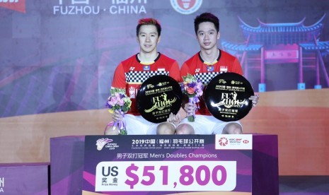 Marcus Fernaldi Gideon/Kevin Sanjaya Sukamuljo meraih gelar juara di turnamen Fuzhou Cina Terbuka 2019, Ahad (11/10).