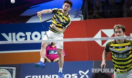 Marcus Fernaldi Gideon melepas smash ke arah pasangan Jepang Takeshi Kamura dan  Keigo Sonoda pada laga final ganda putra  Denmark Open di Odense, Denmark, Ahad (21/10)