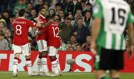 Marcus Rashford dan rekan-rekannya merayakan keberhasilan mencetak gol ke gawang Real Betis di Liga Europa, Jumat (17/3/2023). 