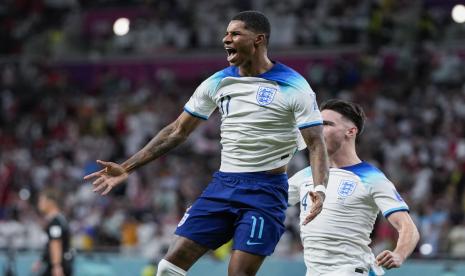 Marcus Rashford dari Inggris merayakan setelah mencetak gol pembuka selama pertandingan sepak bola grup B Piala Dunia antara Inggris dan Wales, di Stadion Ahmad Bin Ali di Al Rayyan, Qatar, Selasa, 29 November 2022. 