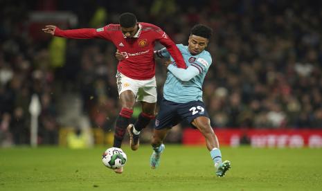 Marcus Rashford dari Manchester United, kiri, bersaing dengan Ian Maatsen dari Burnley untuk memperebutkan bola selama pertandingan sepak bola putaran keempat Piala Liga Inggris antara Manchester United dan Burnley, di Old Trafford di Manchester, Inggris Rabu, 21 Desember 2022. 