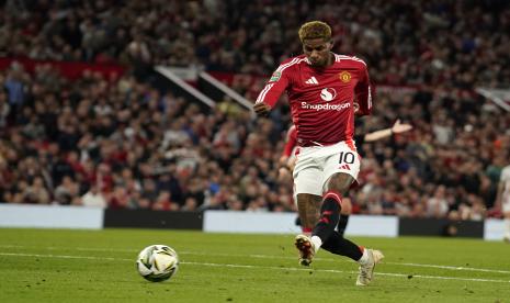 Marcus Rashford dari Manchester United mencetak gol kelima timnya ke gawang Barsnley dalam pertandingan Piala Liga Inggris di Stadion Old Trafford, Manchester, Rabu (18/9/2024) dini hari WIB.