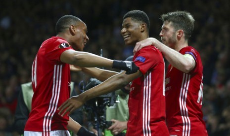 Marcus Rashford dari Manchester United (tengah) merayakan gol keduanya saat perempat final leg kedua Liga Europa antara Manchester United dan Anderlecht di Stadion Old Trafford, Manchester, Inggris, 20 April 2017.