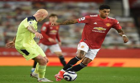 Marcus Rashford (kanan) pencetak gol Manchester United pada babak pertama ke gawang Newcastle United dalam pertandingan Liga Primer Inggris, Senin (22/2) dini hari WIB.