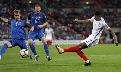 Marcus Rashford (kanan) saat membela Inggris melawan Slovakia.