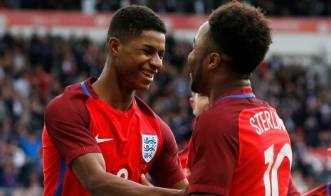 Marcus Rashford (kiri) dan Raheem Sterling