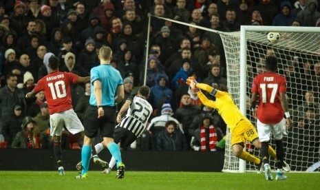 Marcus Rashford menjebol gawang Partizan FC.