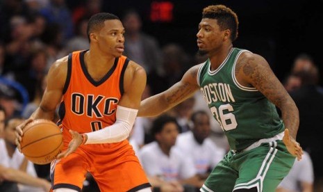 Marcus Smart (kanan)