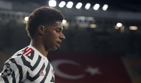 Penyerang Manchester United Marcus Rashford menerima gelar MBE dari kerajaan Inggris karena kampanye membantu anak-anak Inggris terhindar dari kelaparan.