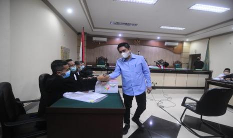  Kuasa Hukum Tegaskan Ketum HIPMI Tidak Punya Saham di PT PAR . Foto:   Mardani H Maming menghadiri sidang secara fisik.