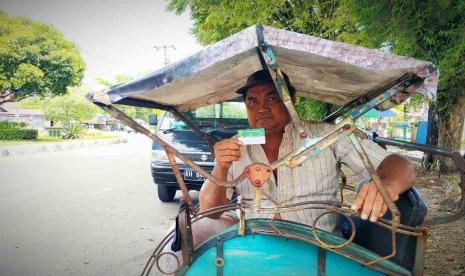 Mardi (52 tahun) yang berkerja sebagai tukang becak.