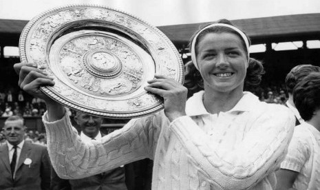 Margaret Smith Court saat menjuarai turnamen grand slam Wimbledon 1963. (file)