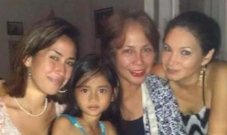 Margriet Christina Megawe bersama Engeline dan kedua anak kandungnya.