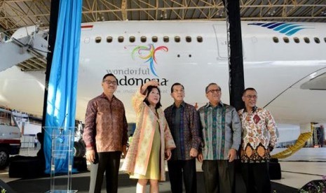 Mari Elka Pangestu (dua dari kiri) bersama Dirut PT Garuda Indonesia Emirsyah Satar (tiga dari kiri) saat meresmikan peluncuran logo Wonderful Indonesia di pesawat Garuda Indonesia