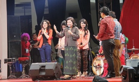 Mari Elka Pangestu, Menteri Pariwisata dan Ekonomi Kreatif (tengah) memberi sambutan di ajang Lomba Cipta Lagu Anak 2013