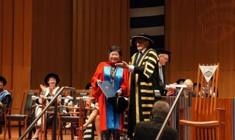 Mari Elka Pangestu saat menerima gelar Honoris Causa  Doctor of Letter dari College of Business and Economics, Australian National University (ANU).