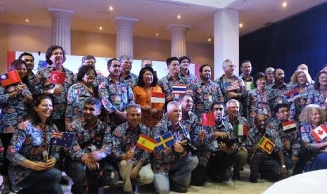 Mari Elka Pangestu (tengah) bersama fotografer dari berbagai negara yang akan menigkuti ajang International Photo Week Indonesia 2014