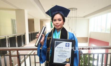 Maria Ivelin Nehe meraih prestasi luar biasa sebagai Wisudawan Terbaik Program Studi Perhotelan (D3) Universitas BSI (Bina Sarana Informatika)