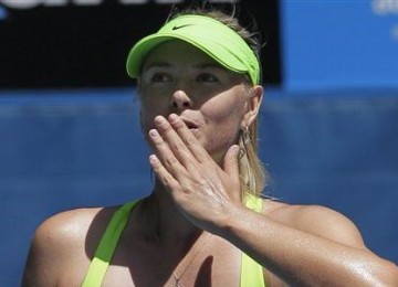  Maria Sharapova, petenis asal Rusia, melemparkan ciuman ke arah penonton usai mengalahkan Jamie Hampton, petenis Amerika Serikat, di putaran kedua turnamen Australia Terbuka di Melbourne, Australia,Kamis (19/1). 