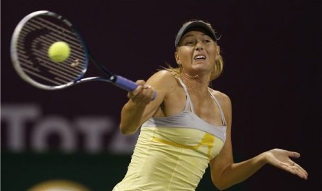 Maria Sharapova, petenis asal Rusia, melepaskan servis kerasnya saat menghadapi Caroline Garcia dalam pertandingan turnamen Qatar Terbuka di Doha pada 12 Februari. 