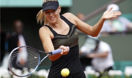 Maria Sharapova, petenis kebanggaan Rusia, melepaskan pengembalian bola saat menghadapi petenis Cina, Peng Shuai, di turnamen Prancis Terbuka di Stadion Roland Garros, Paris, Sabtu (2/6). 