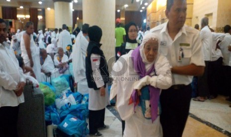  Marianah Darasu (89 tahun), jamaah tertua dari Kloter 1 Embarkasi Jakarta dibopong petugas PPIH Daker Makkah setelah turun dari bus.