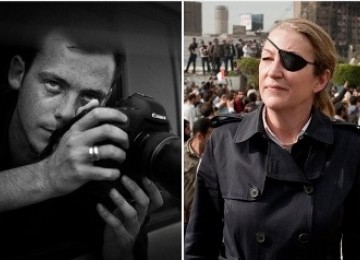 Marie Colvin, kanan, koresponden luar negeri legendaris dari Sunday Times, Inggris dan Remi Ochlil (kanan), fotografer dengan penghargaan asal Prancis