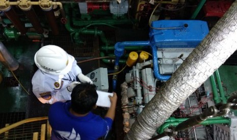 Marine Inspector dari Direktorat Perhubungan Laut Kementerian Perhubungan melakukan uji petik di kapal yang berada di Pelabuhan Labuan Bajo, Nusa Tenggara Timur (NTT). 