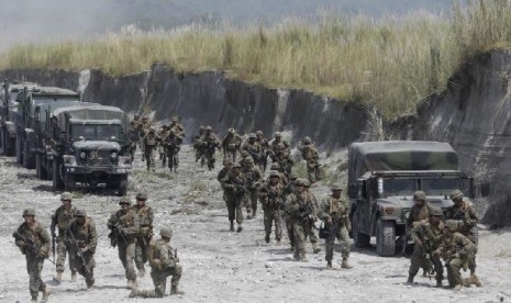 Marinir Amerika dan Filipina saat menggelar latihan militer bersama di Lembah Crow, provinsi Tarlac, Filipina utara