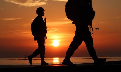 Marinir Korea Selatan berpatroli di pantai Pulau Yeonpyeong yang berbatasan dengan Korea Utara di Laut Barat. Korut akan mendirikan kembali pos jaga dan gelar latihan militer di garis depan. Ilustrasi. 