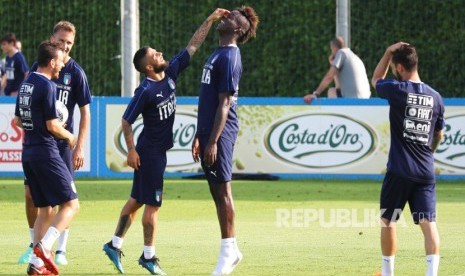 Mario Balotelli  bercanda dengan rekan setimnya Lorenzo Insigne selama sesi pelatihan tim nasional sepak bola Italia menjelang pertandingan persahabatan Jumat melawan Prancis, di pusat olahraga Coverciano, dekat Florence, Italia, Italia, Rabu (30/5). 