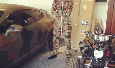 Mario Balotelli dalam balutan pakaian ala tentara.