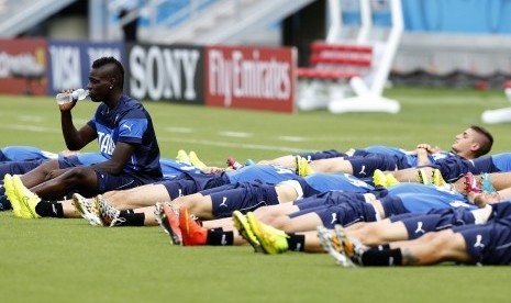 Mario Balotelli dalam sebuah sesi latihan timnas Italia pada Juni 2014. Balotelli belakangan telah mengoleksi enam gol dan membawa Nice sementara memuncaki klasemen Ligue 1.