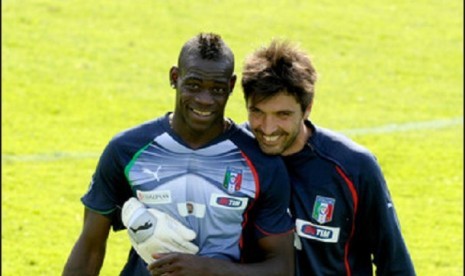 Mario Balotelli dan Gianluigi Buffon