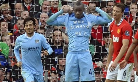 Mario Balotelli dengan kausnya bertuliskan --Why Always Me--