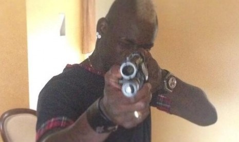 Mario Balotelli dengan pistol di tangannya