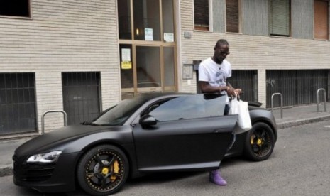 Mario Balotelli dengan salah satu koleksi supercarnya, Audi R8