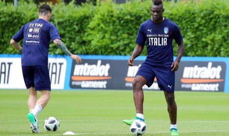 Mario Balotelli (kanan), saat berlatih bersama timnas Italia.