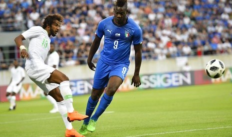 Mario Balotelli (kanan) saat membela Italia melawan Arab Saudi.