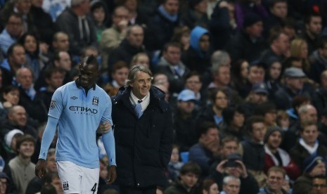 Mario Balotelli (kiri) dan Roberto Mancini  