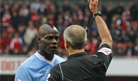 Mario Balotelli (kiri), striker Manchester City, diganjar kartu merah oleh wasit Martin Atkinson saat laga lawan Arsenal di Stadion Emirates, London, Ahad (8/4).