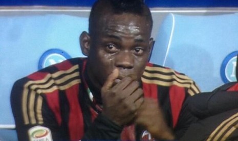 Mario Balotelli menangis.