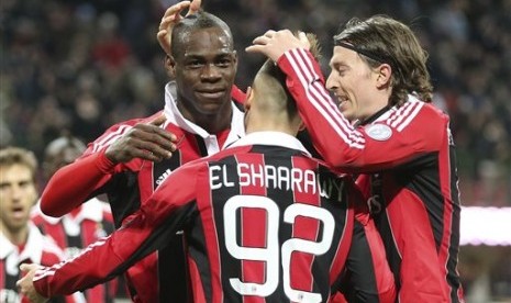 Mario Balotelli merayakan gol debutnya untuk AC Milan pada laga melawan Udinese, Senin (4/2) dini hari WIB.